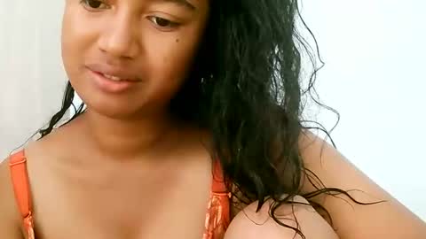 Snapshot of zina479102 chatting on 05.06.26 elly online show from 05.06.26