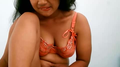 Snapshot of zina479102 chatting on 05.21.26 elly online show from 05.21.26