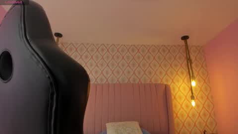 Snapshot of zoe_foster4 chatting on 10.23.25 ZOE online show from 10.23.25