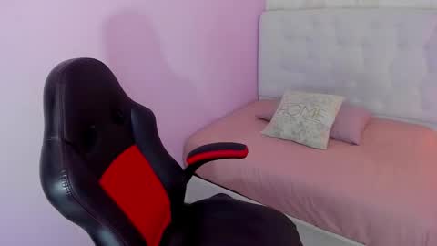 Snapshot of zoe_foster4 chatting on 11.07.25 ZOE online show from 11.07.25