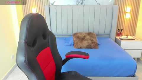 Snapshot of zoe_foster4 chatting on 11.18.25 ZOE online show from 11.18.25