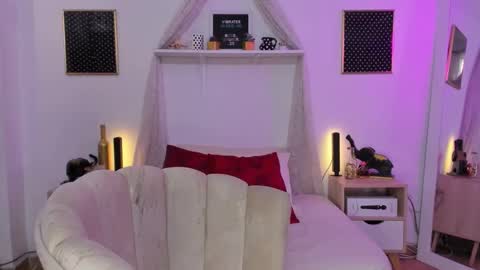 Snapshot of zoe_gruber chatting on 10.11.25 Zoe Gruber online show from 10.11.25