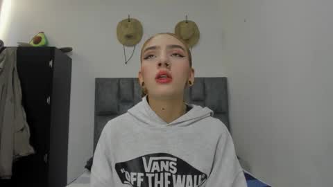 Snapshot of zoe_painn chatting on 10.06.25 She Zoe He Painn online show from 10.06.25