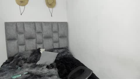 Snapshot of zoe_painn chatting on 10.31.25 She Zoe He Painn online show from 10.31.25