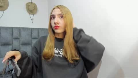 Snapshot of zoe_painn chatting on 11.01.25 She Zoe He Painn online show from 11.01.25