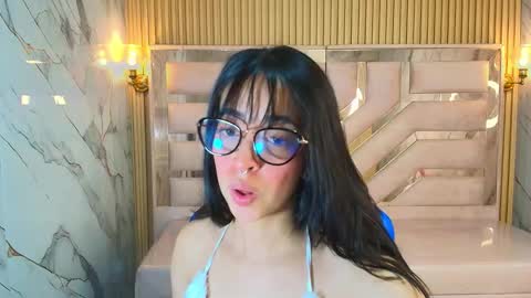 Snapshot of zoe_r_ chatting on 10.10.25 Zoe online show from 10.10.25