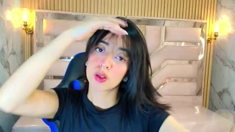 Snapshot of zoe_r_ chatting on 10.22.25 Zoe online show from 10.22.25