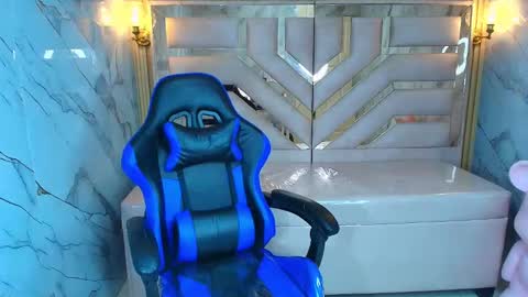 Snapshot of zoe_r_ chatting on 11.08.25 Zoe online show from 11.08.25