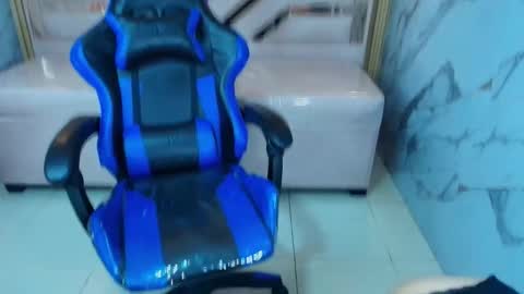 Snapshot of zoe_r_ chatting on 11.13.25 Zoe online show from 11.13.25