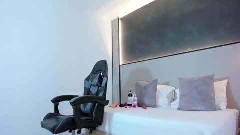 zoee_zi online show from 10.24.25