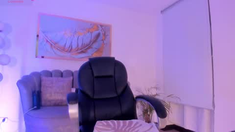 Zoe Presley  online show from 10.30.25