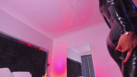 zoevidal_ online show from 01.06.25