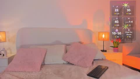 Snapshot of zoewhitte chatting on 10.31.25 ZOE online show from 10.31.25