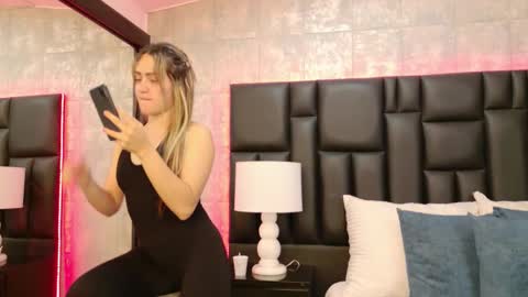 Snapshot of zoewilliis chatting on 09.28.25 ZoeWilliis online show from 09.28.25