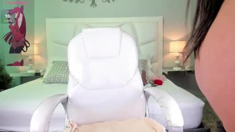 Snapshot of zoeysnow chatting on 03.06.25 Z O E online show from 03.06.25