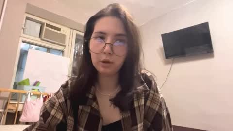 Snapshot of zoraidamorini chatting on 11.13.25 Hello My name is Lia im new model here and welcome to little world online show from 11.13.25