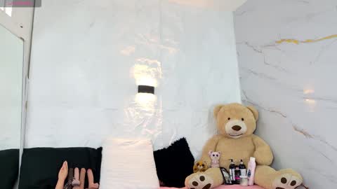 Snapshot of zorravioleta chatting on 10.23.25 Violeta online show from 10.23.25