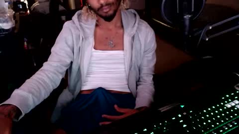 Snapshot of zylr chatting on 10.24.25 mixedtwinklol online show from 10.24.25
