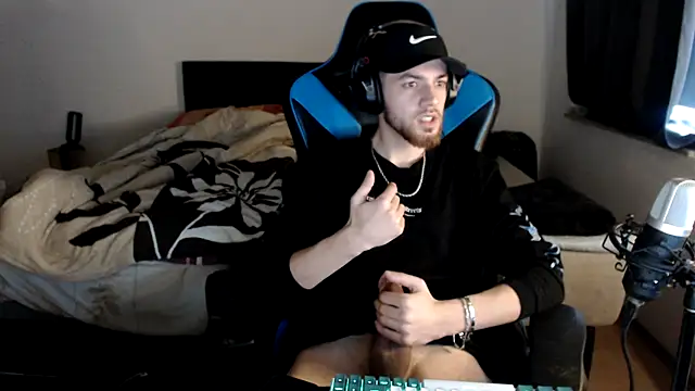 Snapshot of AlbanerYaro45 chatting on 12.25.24 AlbanerYaro45 online show from 12.25.24