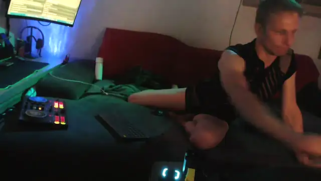 Snapshot of davidgntxxxxx chatting on 10.18.25 davidgntxxxxx online show from 10.18.25