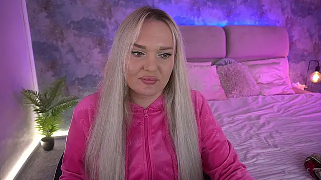 Snapshot of MissyMartinez chatting on 10.03.25 MissyMartinez online show from 10.03.25