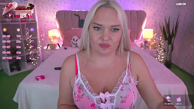 Snapshot of MissyMartinez chatting on 10.22.25 MissyMartinez online show from 10.22.25