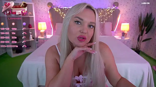 Snapshot of MissyMartinez chatting on 11.04.25 MissyMartinez online show from 11.04.25