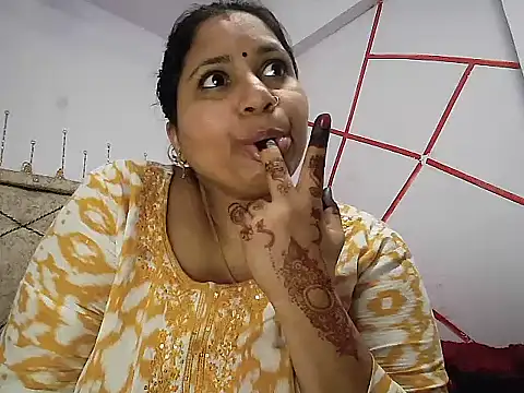 Snapshot of MOM-SUN-COUPLE chatting on 03.04.25 MOM-SUN-COUPLE online show from 03.04.25