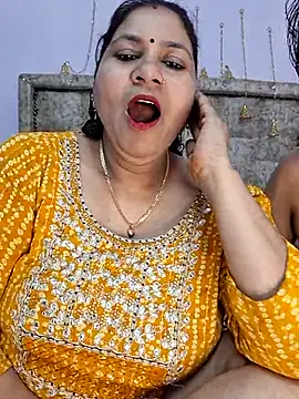 Snapshot of MOM-SUN-COUPLE chatting on 03.16.25 MOM-SUN-COUPLE online show from 03.16.25