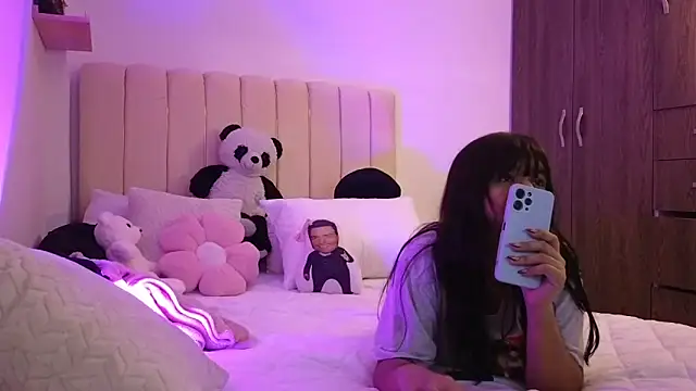 Snapshot of Petit-Rosse chatting on 09.21.25 Petit-Rosse online show from 09.21.25