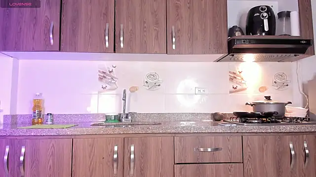 Snapshot of Petit-Rosse chatting on 11.06.25 Petit-Rosse online show from 11.06.25