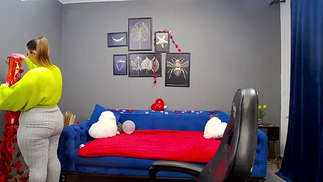 Katewalker  online show from 02.14.25