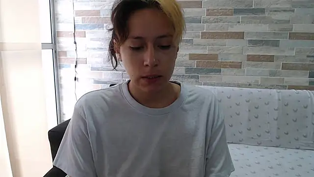 Snapshot of MommyMiaWs chatting on 09.25.25 MommyMiaWs online show from 09.25.25