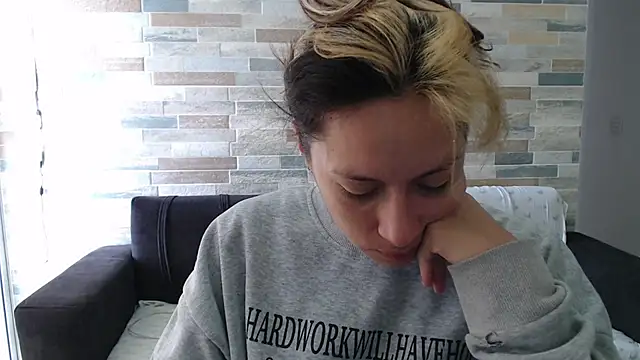 Snapshot of MommyMiaWs chatting on 09.26.25 MommyMiaWs online show from 09.26.25