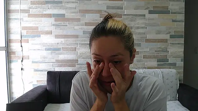 Snapshot of MommyMiaWs chatting on 09.30.25 MommyMiaWs online show from 09.30.25