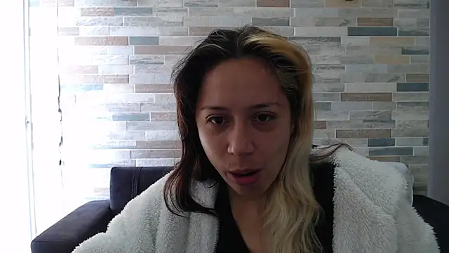 Snapshot of MommyMiaWs chatting on 10.02.25 MommyMiaWs online show from 10.02.25