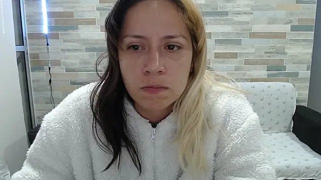 Snapshot of MommyMiaWs chatting on 10.03.25 MommyMiaWs online show from 10.03.25