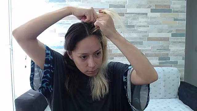 Snapshot of MommyMiaWs chatting on 10.05.25 MommyMiaWs online show from 10.05.25