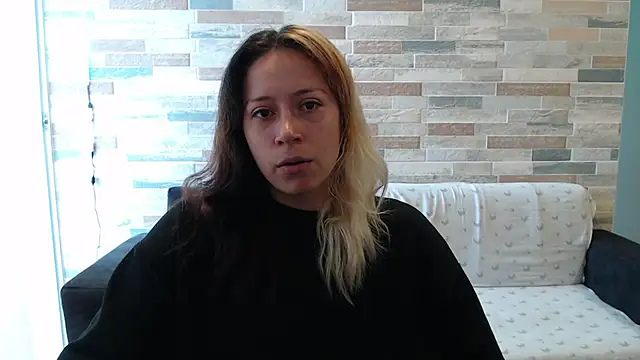 Snapshot of MommyMiaWs chatting on 10.08.25 MommyMiaWs online show from 10.08.25