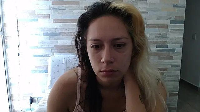 Snapshot of MommyMiaWs chatting on 10.09.25 MommyMiaWs online show from 10.09.25