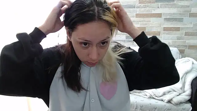 Snapshot of MommyMiaWs chatting on 10.10.25 MommyMiaWs online show from 10.10.25