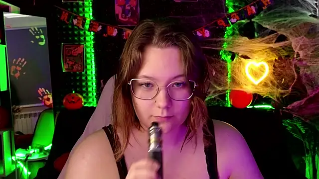 Snapshot of DjennaPalme chatting on 10.21.25 DjennaPalme online show from 10.21.25