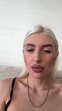 Mia Roxie online show from 10.25.25