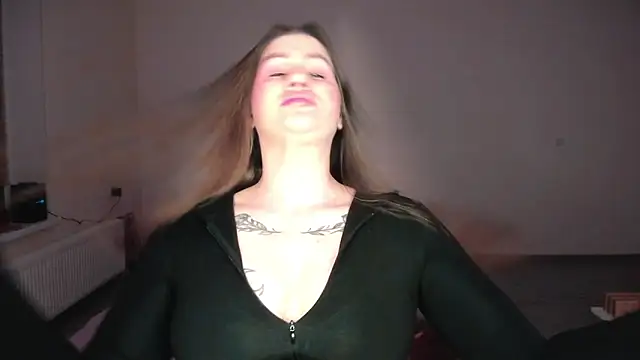 Snapshot of JuicyHelenX chatting on 04.18.26 JuicyHelenX online show from 04.18.26