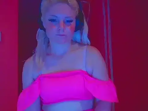 Snapshot of qvncrazy chatting on 12.21.24 qvncrazy online show from 12.21.24