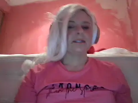 Snapshot of qvncrazy chatting on 01.06.25 qvncrazy online show from 01.06.25