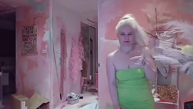 Snapshot of qvncrazy chatting on 10.02.25 qvncrazy online show from 10.02.25