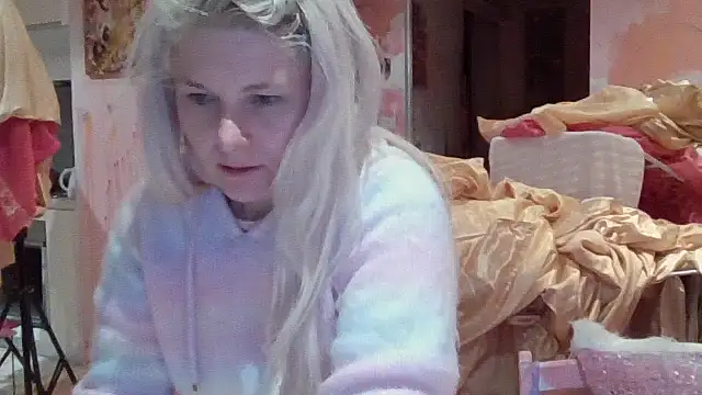 Snapshot of qvncrazy chatting on 10.28.25 qvncrazy online show from 10.28.25