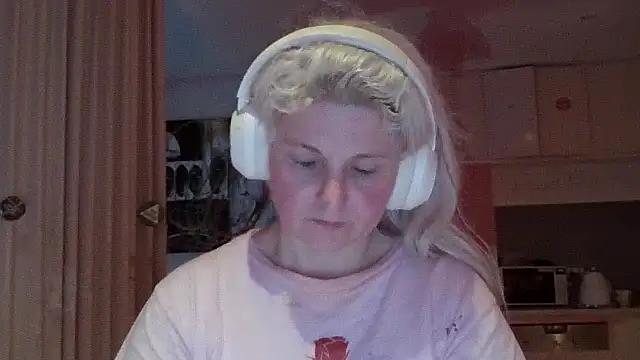 Snapshot of qvncrazy chatting on 10.29.25 qvncrazy online show from 10.29.25