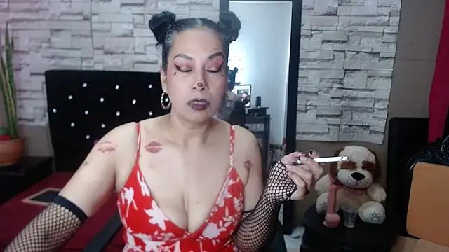 Snapshot of MarianaNight02 chatting on 10.31.25 MarianaNight02 online show from 10.31.25